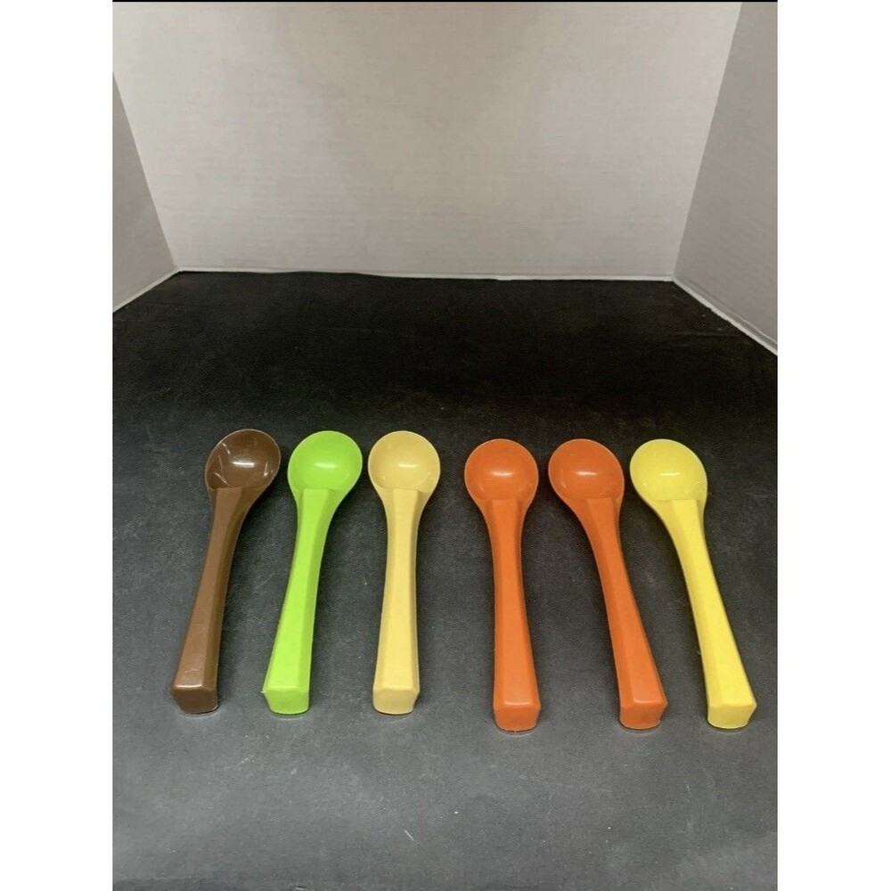VINTAGE Rubbermaid Plastic Ice Cream Scoop